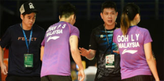 Chew Choon Eng coaches Chan Peng Soon/Goh Liu Ying during the 2019 Malaysia Masters. (photo: Bernama)