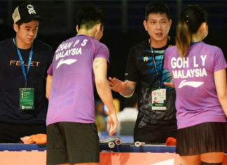 Chew Choon Eng coaches Chan Peng Soon/Goh Liu Ying during the 2019 Malaysia Masters. (photo: Bernama)