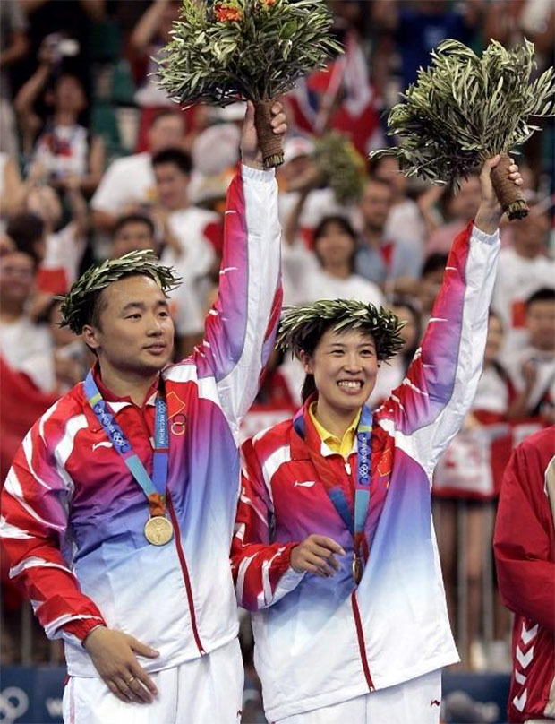 Zhang Jun (L) and Gao Ling win the mixed doubles champion at Athens Olympics. (photo: Xinhua)