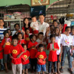 Lee Chong Wei, his wife Wong Mew Choo, and two kids, pose for picture with the orphans. (photo: Sinar Ceria Facebook)
