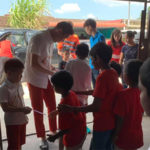 Lee Chong Wei hands out Angpau to orphans at the orphanage. (photo: Sinar Ceria Facebook)