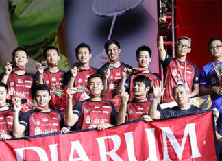 Players from PB Djarum pose for pictures during the award ceremony. (photo: PBSI)