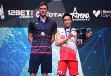 Kento Momota (R) and Viktor Axelsen pose for pictures at the award ceremony. (photo: AFP)