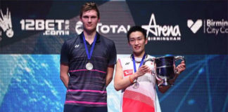 Kento Momota (R) and Viktor Axelsen pose for pictures at the award ceremony. (photo: AFP)