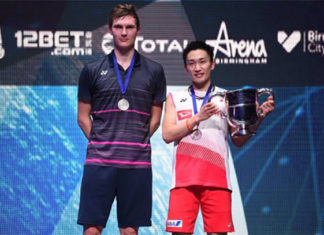 Kento Momota (R) and Viktor Axelsen pose for pictures at the award ceremony. (photo: AFP)