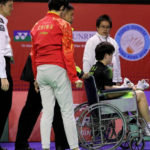 He Bingjiao sprains her ankle. (photo: Sina)