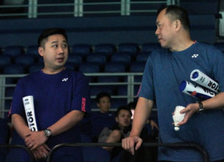 Tan Kim Her (R) and Jeremy Gan chat during Japanese team's training session prior to the start of Malaysia Open on Tuesday. (photo: Sinchew)