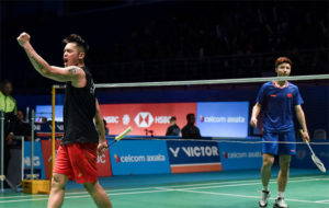 Lin Dan pumps his fist in delight after seeing off Shi Yuqi in Malaysia Open semi-final. (photo: AFP)