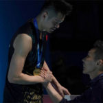 Lee Chong Wei congratulates Lin Dan during the awards ceremony. (photo: Stanley Chou/Getty Images)