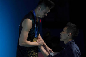 Lee Chong Wei congratulates Lin Dan during the awards ceremony. (photo: Stanley Chou/Getty Images)