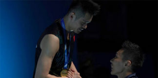 Lee Chong Wei congratulates Lin Dan during the awards ceremony. (photo: Stanley Chou/Getty Images)