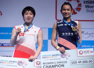 Tai Tzu-ying (R) poses with Akane Yamaguchi at the Malaysia Open awards ceremony. (photo: Sadiq Asyraf/Afp/Getty Images)