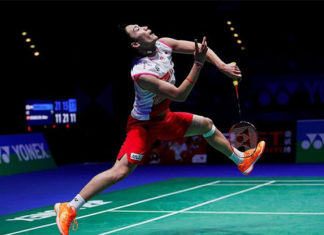 Kento Momota doesn't appear to be in great shape at Singapore Open. (photo: Reuters)