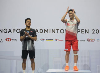 Kento Momota (R) and Anthony Sinisuka Ginting pose for pictures during the 2019 Singapore Open awards ceremony. (photo: Xinhua)