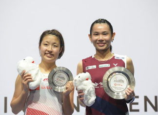 Tai Tzu Ying (R) poses with Nozomi Okuhara during the 2019 Singapore Open awards ceremony. (photo: Xinhua)