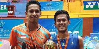 Firman Abdul Kholik (R) poses for pictures together with Chico Aura Dwi Wardoyo after winning the 2019 Vietnam International Challenge. (photo: PBSI)