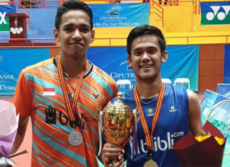 Firman Abdul Kholik (R) poses for pictures together with Chico Aura Dwi Wardoyo after winning the 2019 Vietnam International Challenge. (photo: PBSI)