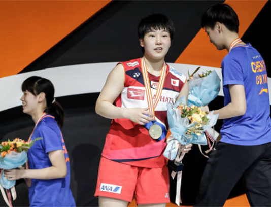 Akane Yamaguchi eases past He Bingjiao in 2019 Badminton Asia Championships final. (photo: Wang He/Getty Images)