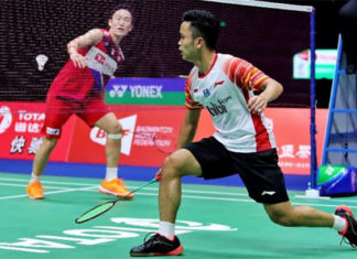 Kento Momota beats Anthony Sinisuka Ginting in the 2019 Sudirman Cup semi-finals. (photo: AFP)