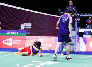Kento Momota (left) was choked under pressure facing Shi Yuqi in the 2019 Sudirman Cup final. (photo: osports)