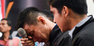 Lee wipes his tears during the press conference. (photo: AFP)