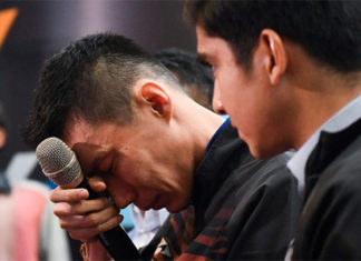 Lee wipes his tears during the press conference. (photo: AFP)