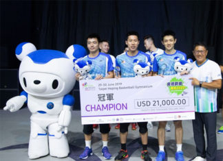 Goh V Shem/Tan Wee Kiong, Daren Liew hold up the big check after being crowned the Jeunesse Cup International All-Star Tournament champions. (photo: Jeunesse Cup)