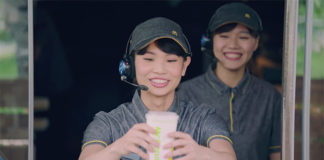 Tai Tzu Ying serves beverage to customers. (photo: McDonalds)