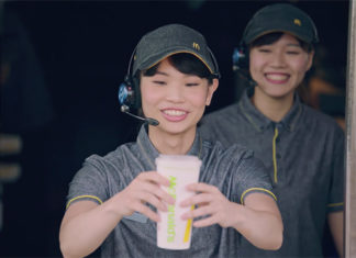 Tai Tzu Ying serves beverage to customers. (photo: McDonalds)