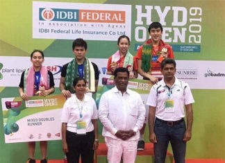 Hoo Pang Ron/Cheah Yee See pose for pictures during the Hyderabad Open awards ceremony. (photo: BWF)