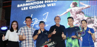 Wong Mew Choo (R) and Lee Chong Wei (2nd from R) at launching ceremony of the ASTROX99LCW racket. (photo: Bernama)