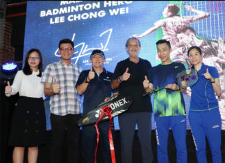 Wong Mew Choo (R) and Lee Chong Wei (2nd from R) at launching ceremony of the ASTROX99LCW racket. (photo: Bernama)
