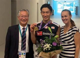Kento Momota poses for pictures with Martina Hingis. (photo: BWF)