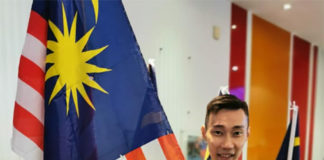 Lee Chong Wei stands next to the Malaysia flag. (photo: Lee Chong Wei's Facebook)