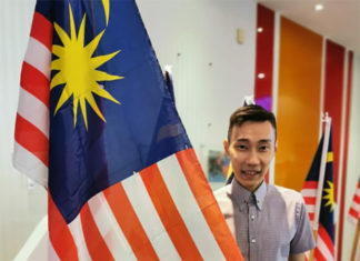 Lee Chong Wei stands next to the Malaysia flag. (photo: Lee Chong Wei's Facebook)