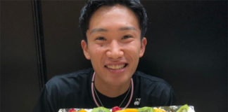 Kento Momota and the birthday cake that shows portrait of him winning the 2019 World Championships title. (photo: Kento Momota's IG)
