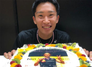 Kento Momota and the birthday cake that shows portrait of him winning the 2019 World Championships title. (photo: Kento Momota's IG)
