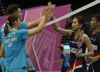 Chan Peng Soon (first from right)/Goh Liu Ying (second from right) thank Wang Chi-Lin/Cheng Chi Ya after their 2019 Chinese Taipei Open first round match. (photo: CNA)