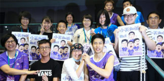Chou Tien Chen celebrates Chinese Taipei Open second round victory with his fans. (photo: UDN)