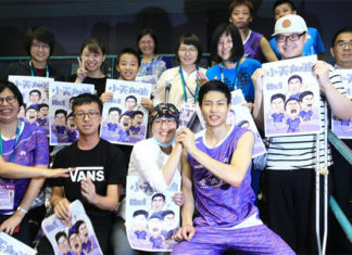 Chou Tien Chen celebrates Chinese Taipei Open second round victory with his fans. (photo: UDN)