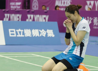 Sung Ji Hyun falls to her knees in celebration after her 2019 Chinese Taipei Open women's singles final victory over Canada's Michelle Li. (photo: CNA)
