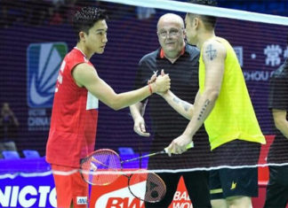 Kento Momota greets Lin Dan (R) before their first round China Open match. (photo: AFP)