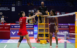 PV Sindhu thanks Li Xuerui after the China Open first round victory. (photo: photo Scan)