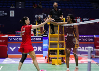 PV Sindhu thanks Li Xuerui after the China Open first round victory. (photo: photo Scan)