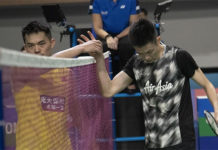 Daren Liew (R) thanks Lin Dan after the Korea Open first round match. (photo: Xinhua)