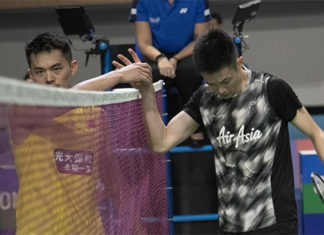 Daren Liew (R) thanks Lin Dan after the Korea Open first round match. (photo: Xinhua)