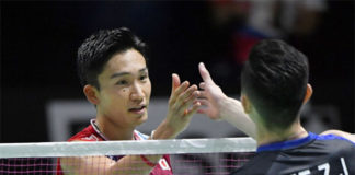 Wish Lee Zii Jia (R) good luck in Korea Open quarter-final playing against Kento Momota. (photo: Kyodo News)