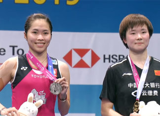 He Bingjiao (R) poses with Ratchanok Intanon during the awards ceremony.