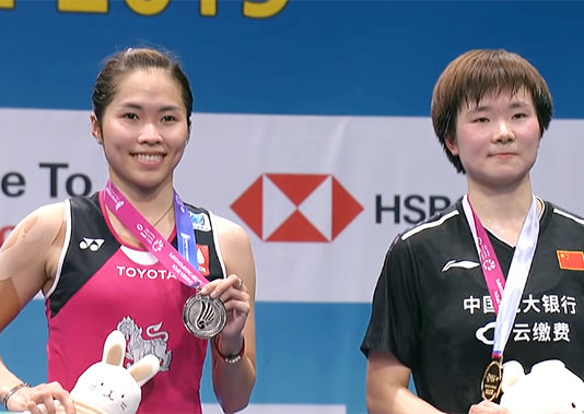 He Bingjiao (R) poses with Ratchanok Intanon during the awards ceremony.
