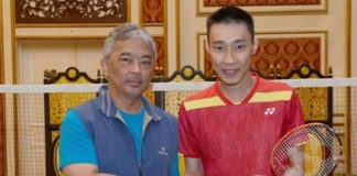 Lee Chong Wei poses for photos with the 16th Malaysian King - Sultan Abdullah. (photo: Lee Chong Wei Fan's Club)